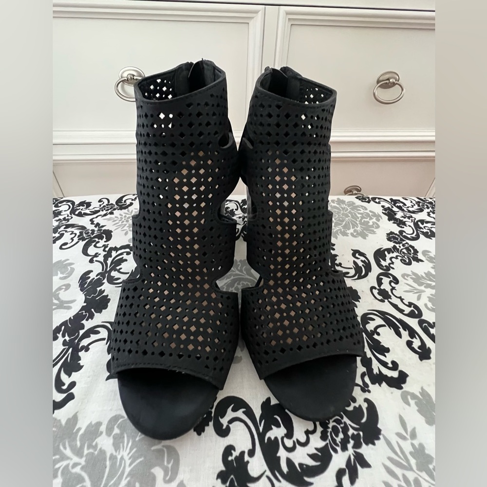 XOXO Beamer Black Suede. Laser cut detail. Zipper back. 3” open toe. Size 6.